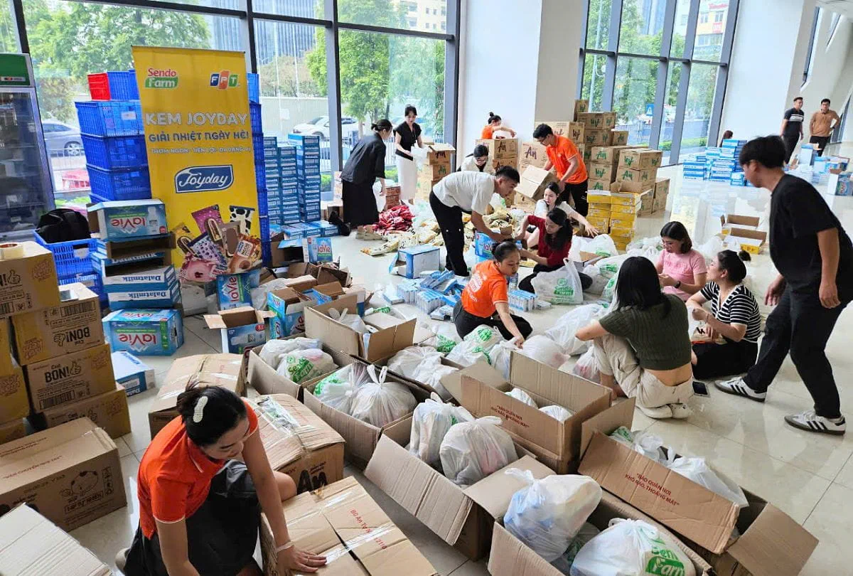 FPT Tower was buzzing with activity from the early hours as employees packed and loaded supplies.