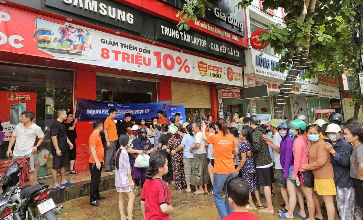 FPT Shop announced that the "FPT Team will bring essential goods to those in need" starting from 1:00 p.m.