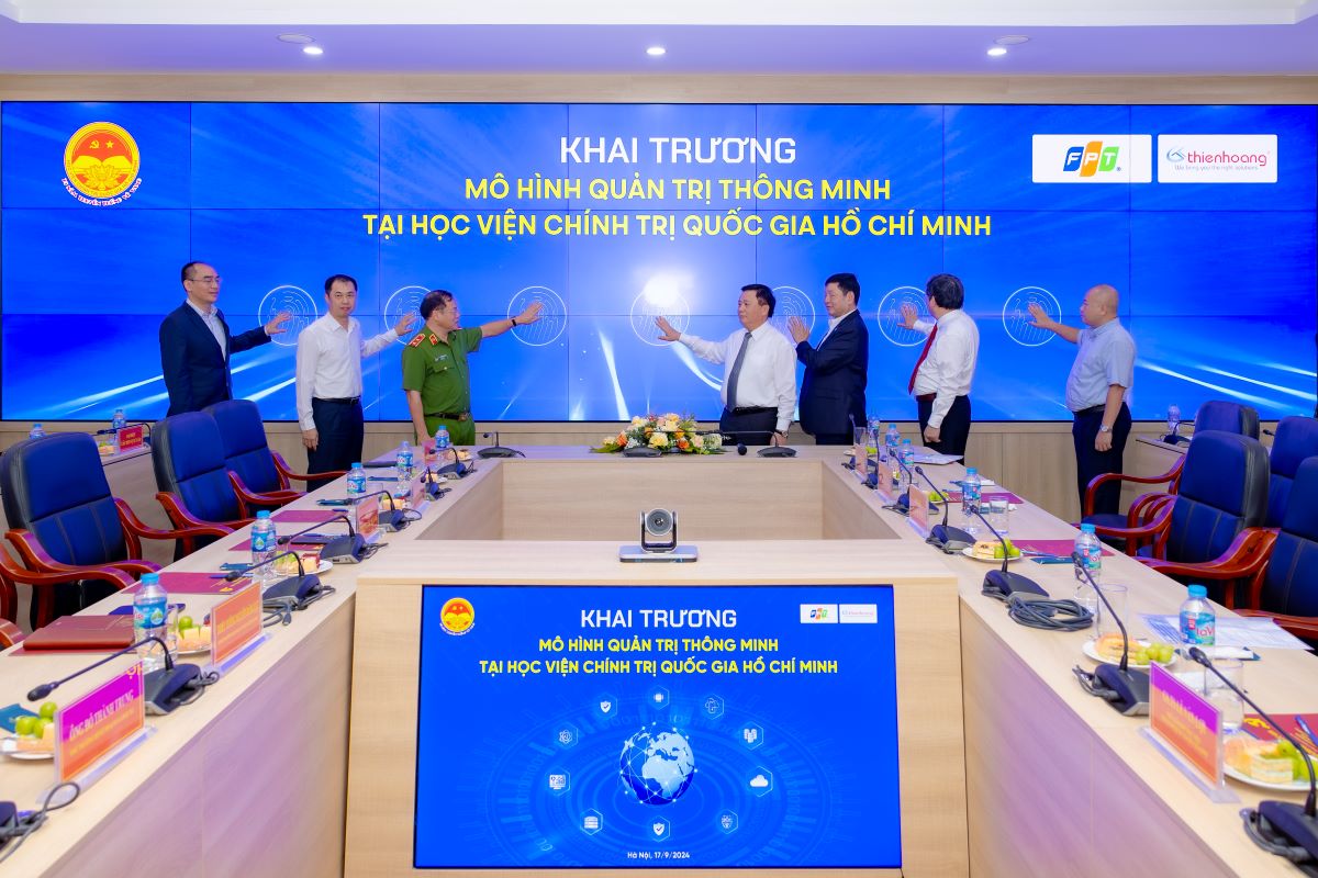 Prof. Dr. Nguyen Xuan Thang, alongside other distinguished delegates, officially launched the Smart Governance Model at the HCMA by pressing the launch button.