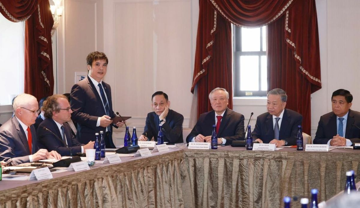 Mr. Nguyen Van Khoa, FPT CEO, hosted the panel discussion. Photo: Vietnam News Agency (VNA)/Lam Khanh.