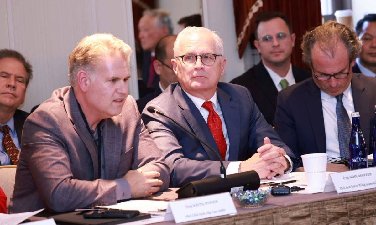 Semiconductor Industry Association (SIA) President John Neuffer (center) and AMD Senior Vice President Keith Strier (left) at the seminar. Photo: Thanh Danh.