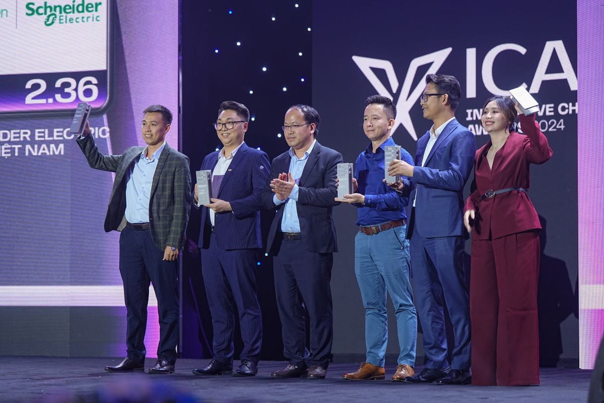 Mr. Duong Le Minh Duc (2nd from left), representing FPT Smart Cloud and the FPT AI Mentor solution, received the award.