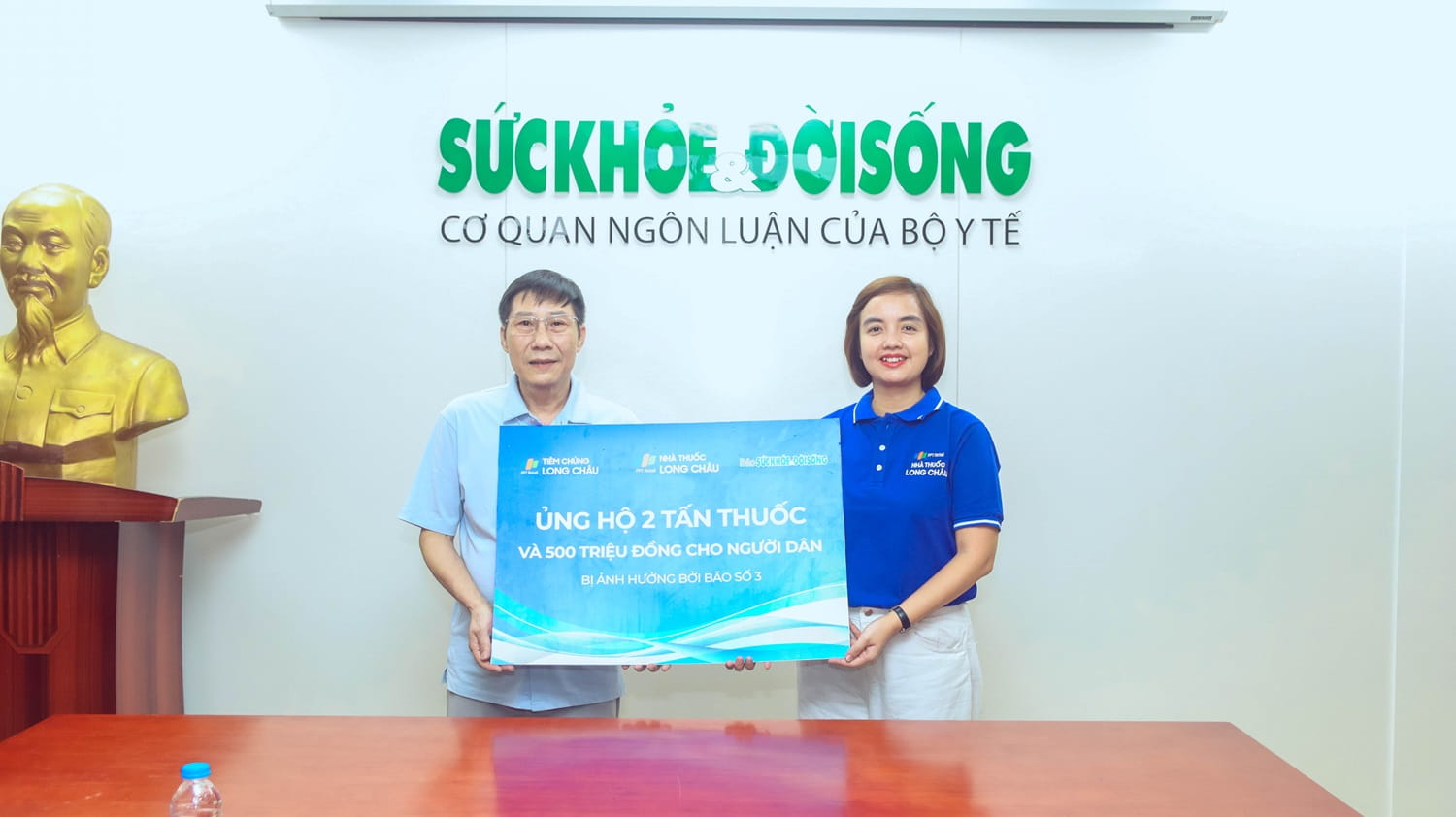 Bà Nguyễn Đỗ Quyên - Giám đốc Điều hành FPT Retail kiêm Giám đốc Điều hành FPT Long Châu đã trao 500 triệu đồng cùng 2 tấn thuốc cho đại diện báo Sức khoẻ và Đời sống.