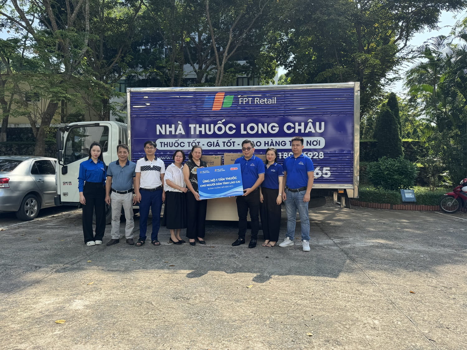 1 tấn thuốc từ FPT Long Châu được trao cho đại diện tỉnh Lào Cai.