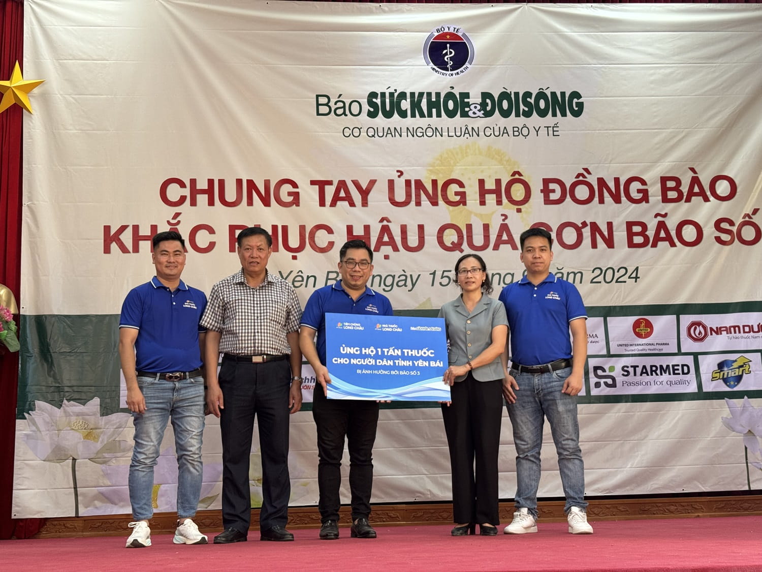 Thứ trưởng thường trực Bộ Y tế Đỗ Xuân Tuyên cùng đại diện FPT Long Châu tại buổi lễ trao quà tới bà con xã Việt Thành, huyện Trấn Yên, tỉnh Yên Bái.