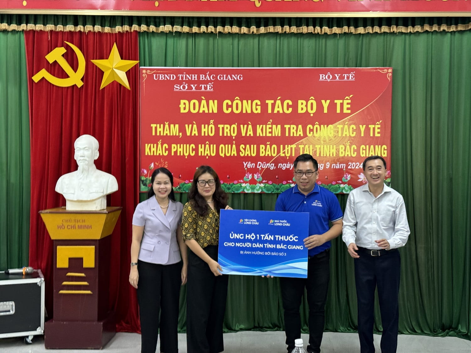 GS.TS Trần Văn Thuấn - Thứ trưởng Bộ Y tế làm trưởng đoàn đã đến tỉnh Bắc Giang thăm, hỗ trợ và kiểm tra công tác y tế, khắc phục hậu quả sau bão lụt.