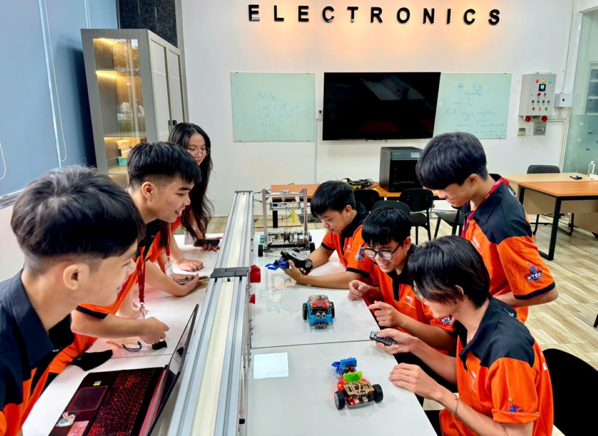 Giờ học thực hành của sinh viên ngành Công nghệ bán dẫn Trường Cao đẳng FPT Polytechnic. Ảnh: BTEC FPT