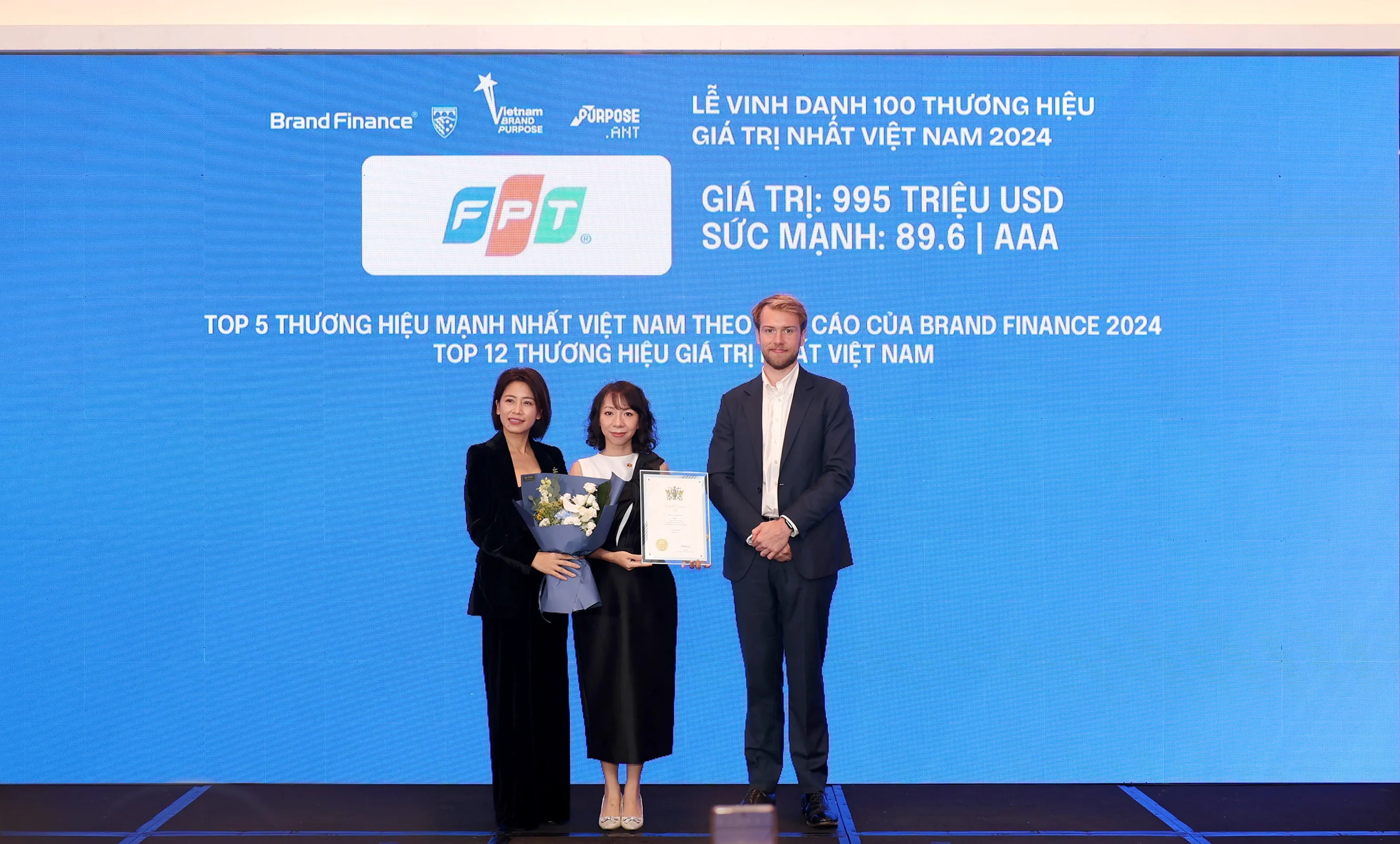 Representing FPT Corporation, Ms. Mai Thi Lan Anh, Chief Communications Officer, received the award for one of Vietnam's Top 5 Strongest Brands.