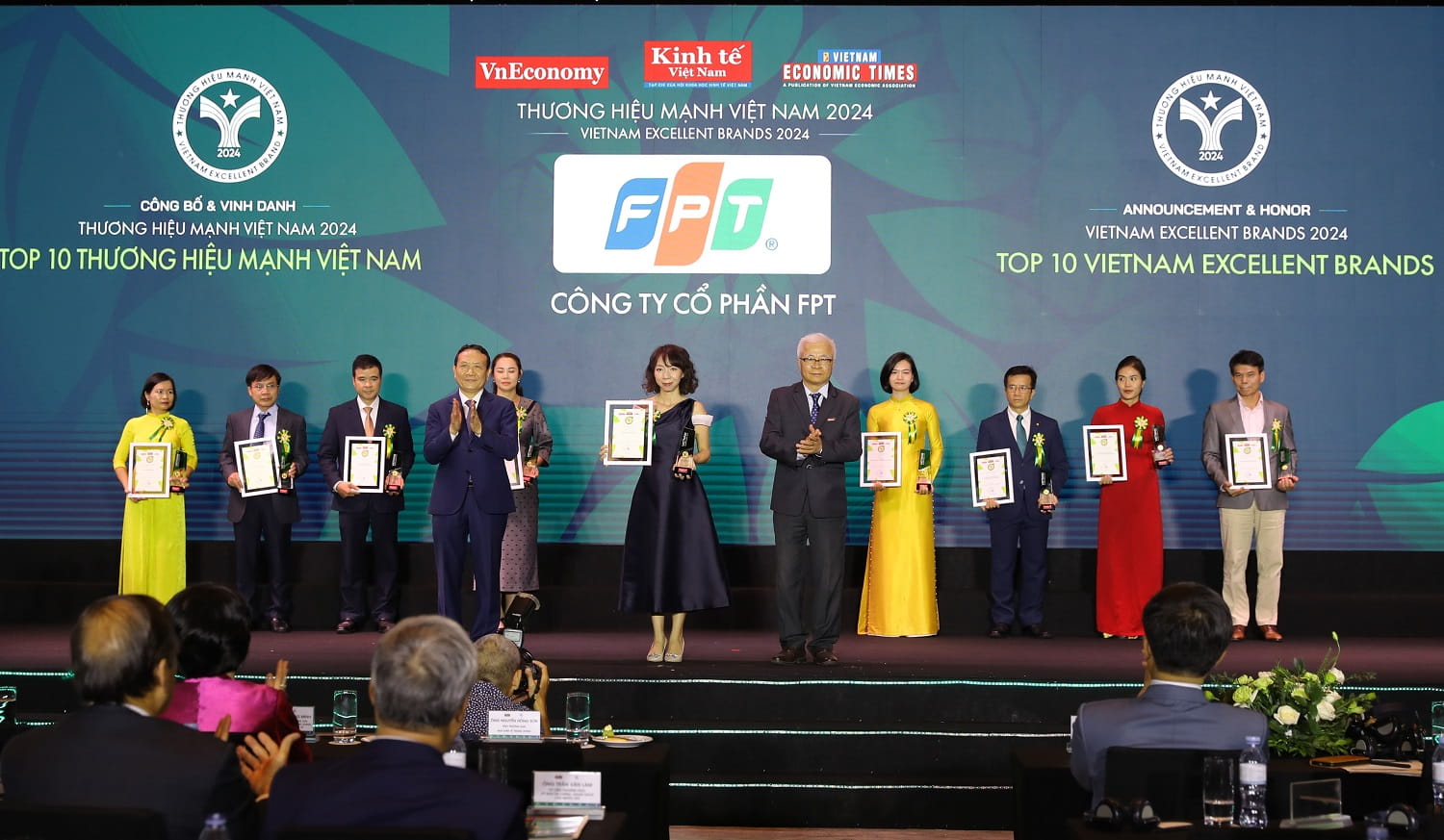 Bà Mai Thị Lan Anh, Giám đốc Truyền thông FPT đại diện Tập đoàn nhận giải thưởng Top 10 thương hiệu mạnh Việt Nam 2024