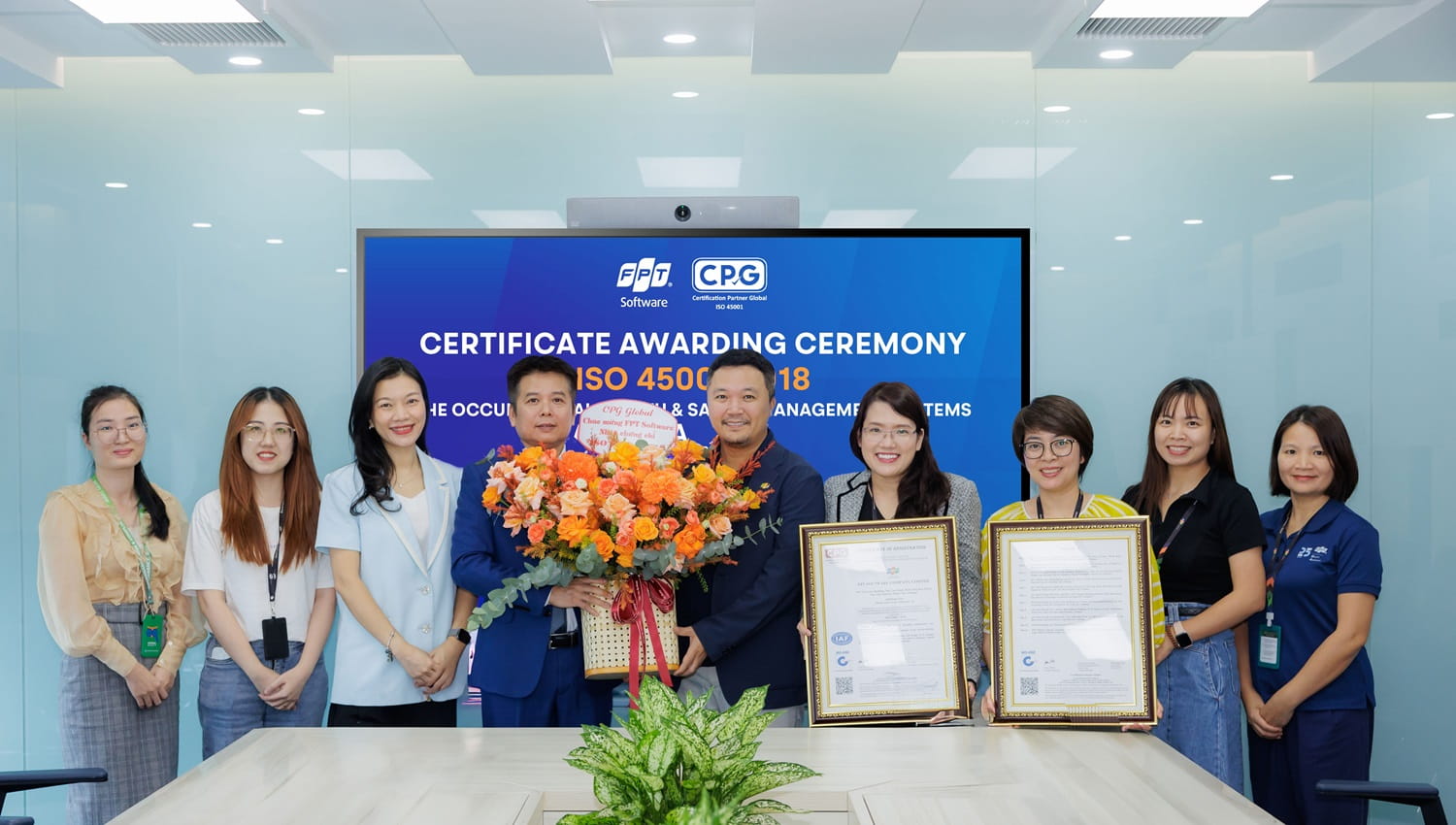 Ông Nguyễn Khải Hoàn, Phó Tổng Giám đốc FPT Software nhận chứng chỉ ISO 45001 từ CPG Global trong buổi lễ trao chứng chỉ tại Hà Nội, Việt Nam.