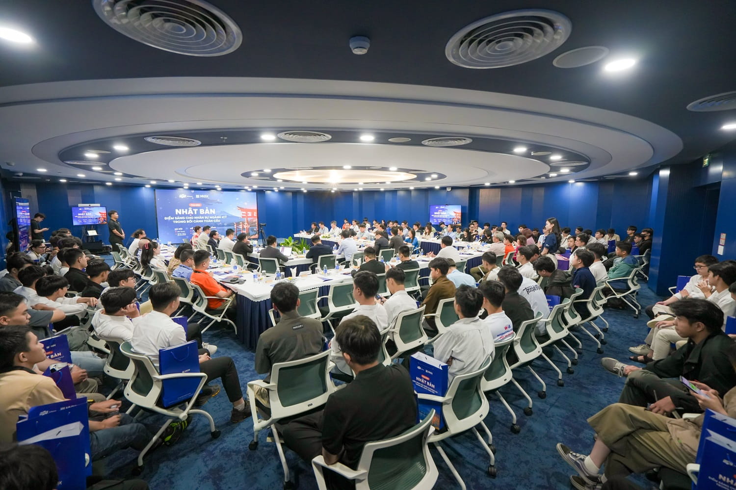 Numerous guests participated in the event series hosted by FPT Software and VADX in Danang.