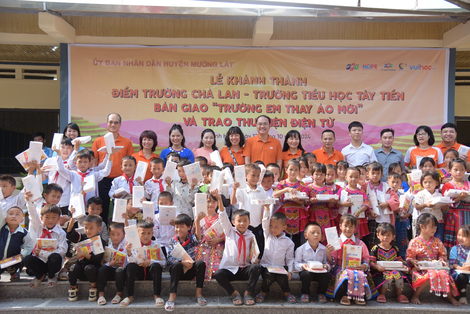 Lễ Khánh thành điểm trường Chà Lan; Bàn giao “Trường em thay áo mới” và trao tặng thư viện điện tử.