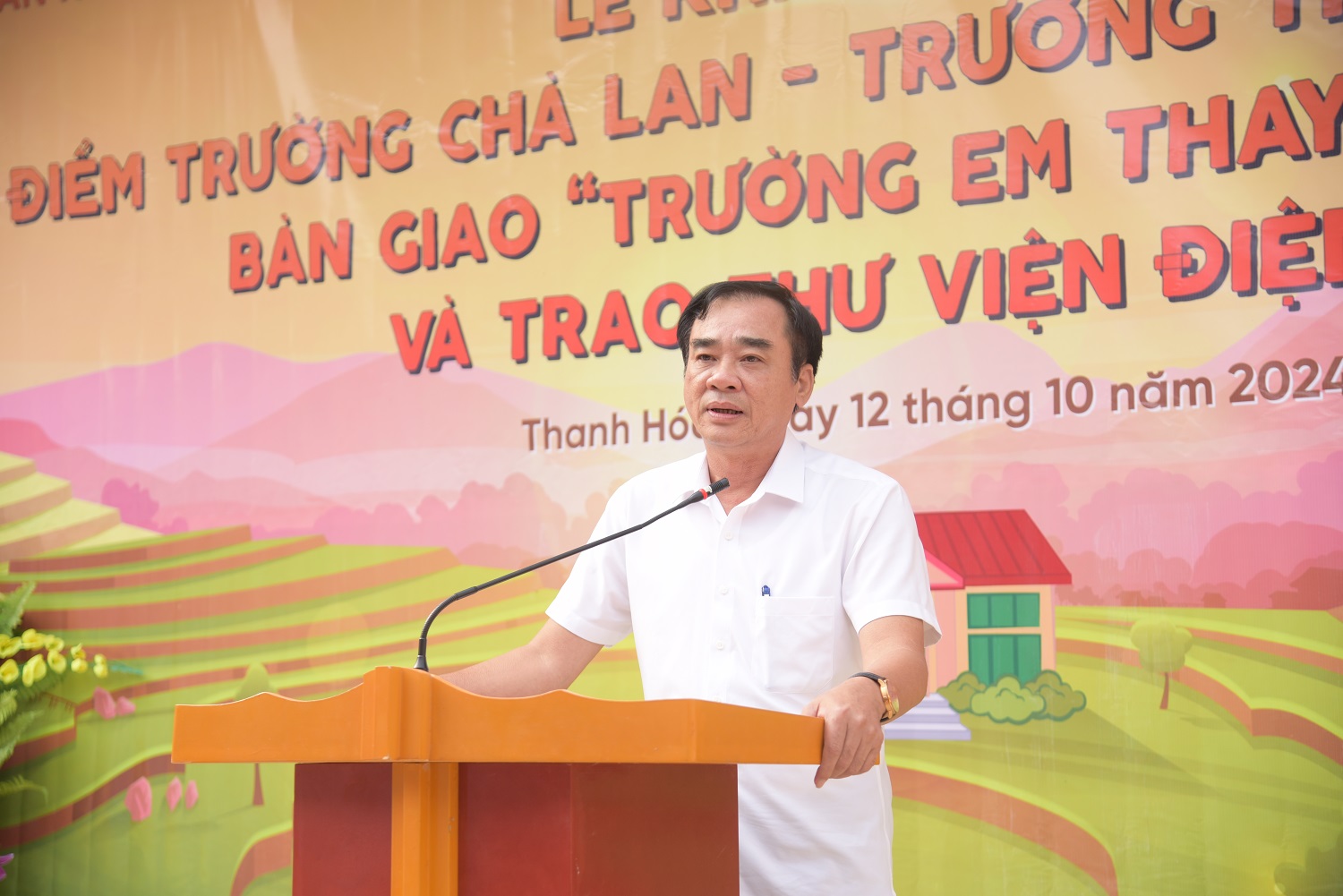Ông Hoàng Văn Dũng - Ủy viên Ban thường vụ huyện ủy, Phó Chủ tịch Ủy ban Nhân dân huyện Mường Lát.