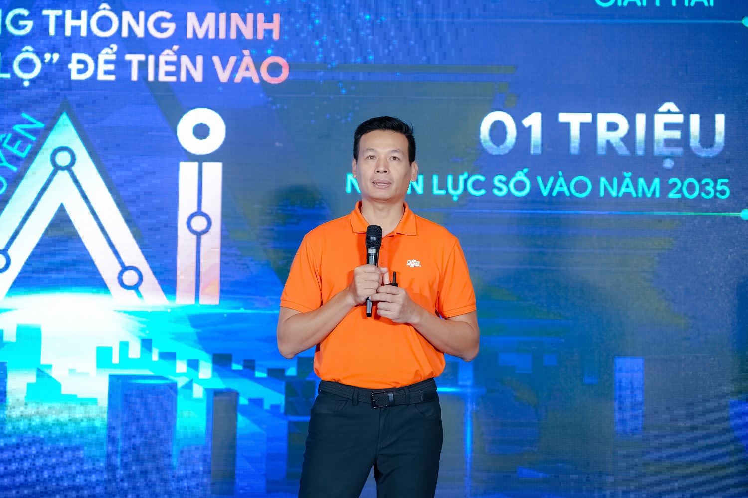 From the viewpoint of a technology expert, Mr. Vu Anh Tu, FPT's Chief Technology Officer, emphasized that smart infrastructure will serve as the "highway" propelling Vietnam into the new era. 