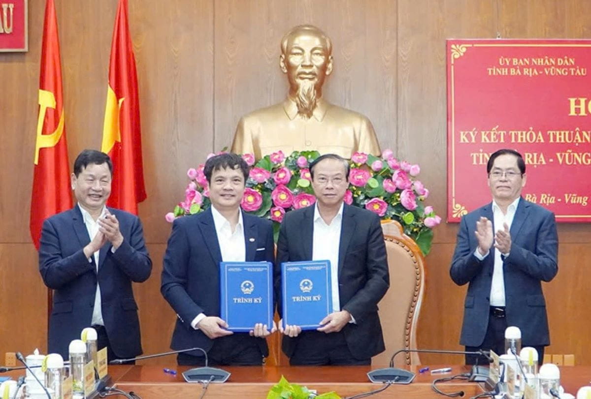 Mr. Pham Viet Thanh, Member of the Party Central Committee, Secretary of the Provincial Party Committee, Chairman of the Provincial People's Council, and Mr. Truong Gia Binh, Chairman of FPT, witnessed the signing ceremony of a comprehensive cooperation agreement on digital transformation.