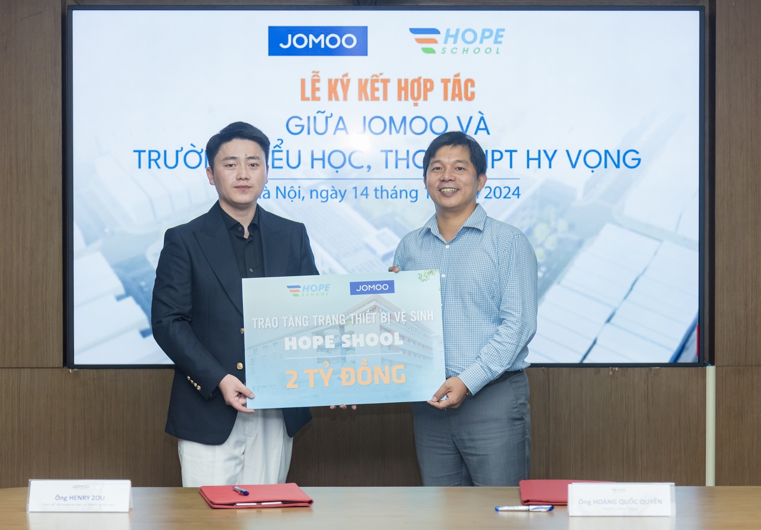 Representatives of Jomoo Vietnam and Hope School at the signing ceremony of the cooperation agreement. Photo: Phan Duong