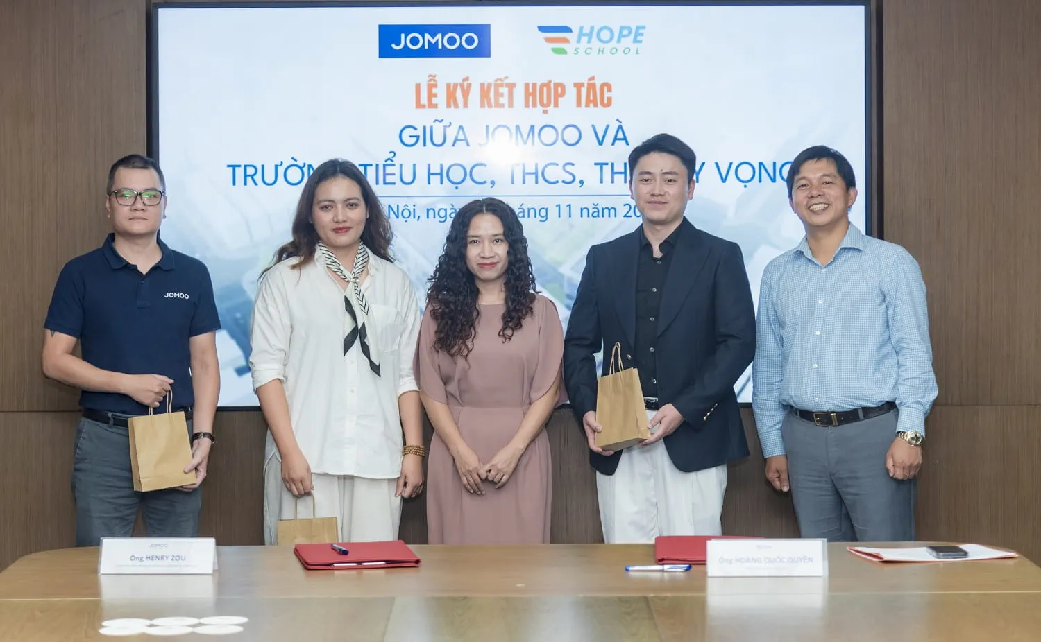 JOMOO leaders received gifts prepared by students of Hope School. Photo: Tran Huan