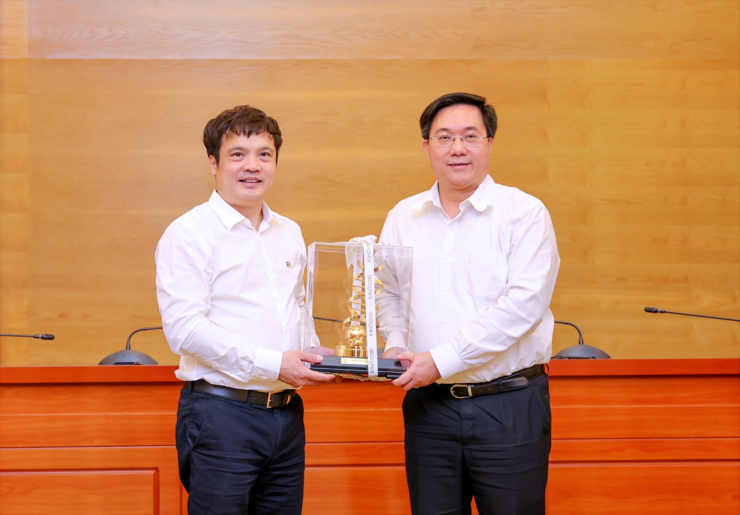 FPT leaders give souvenirs to Vinh Phuc province leaders