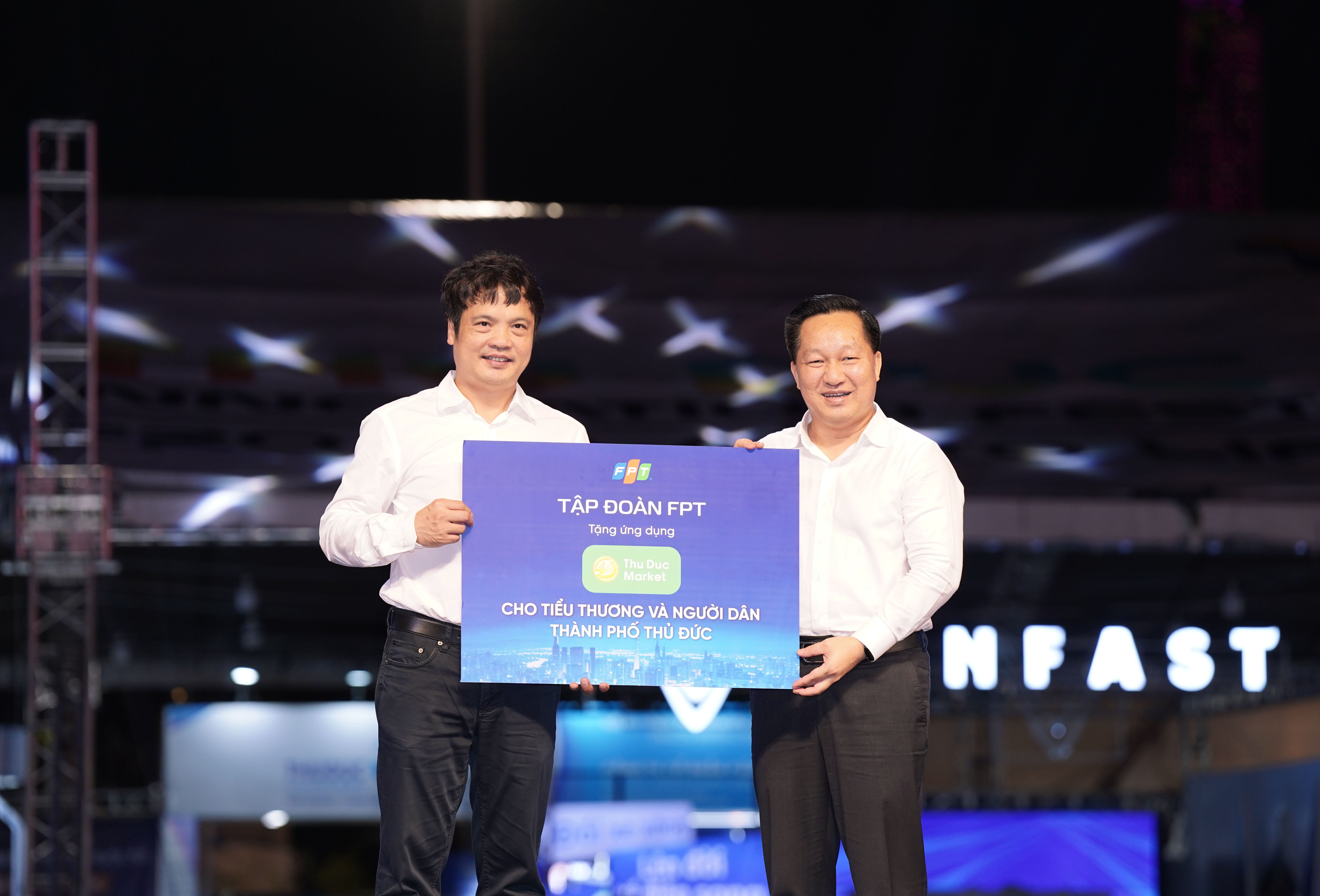 Mr. Nguyen Van Khoa presented the Thu Duc Market Application to Thu Duc City.
