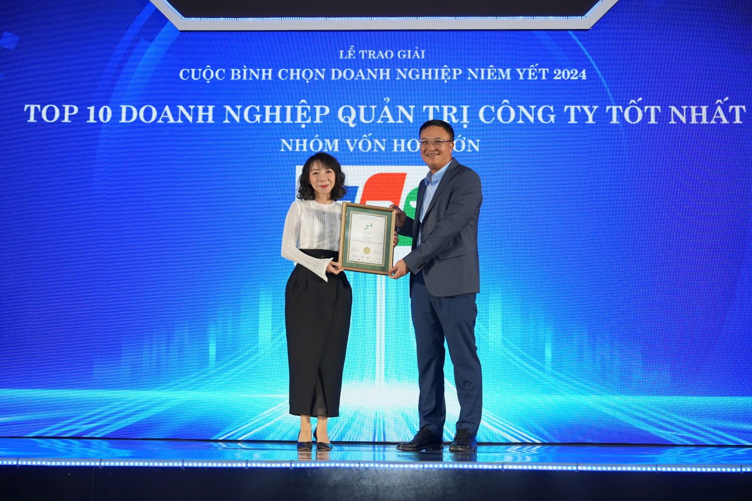 Representing FPT, Ms. Mai Thi Lan Anh, Chief Communications Officer, received the award for the Top 10 best corporate governance enterprises in the large-cap group.