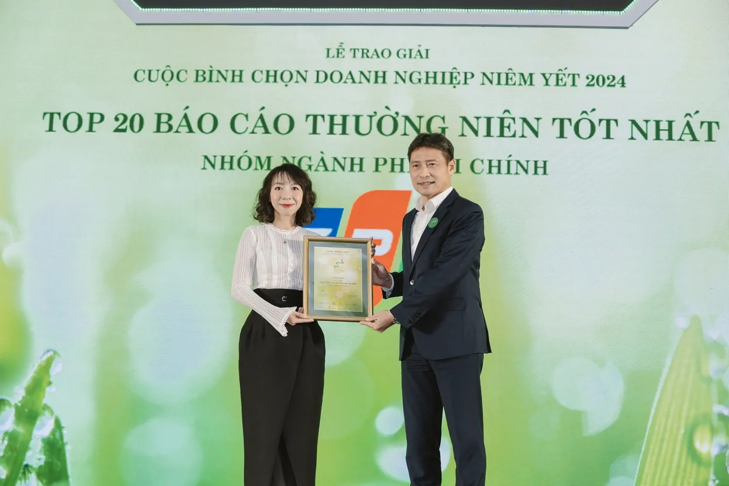 Representing FPT, Ms. Mai Thi Lan Anh, Chief Communications Officer, received the award for Top 20 Best Annual Reports in the non-financial sector.