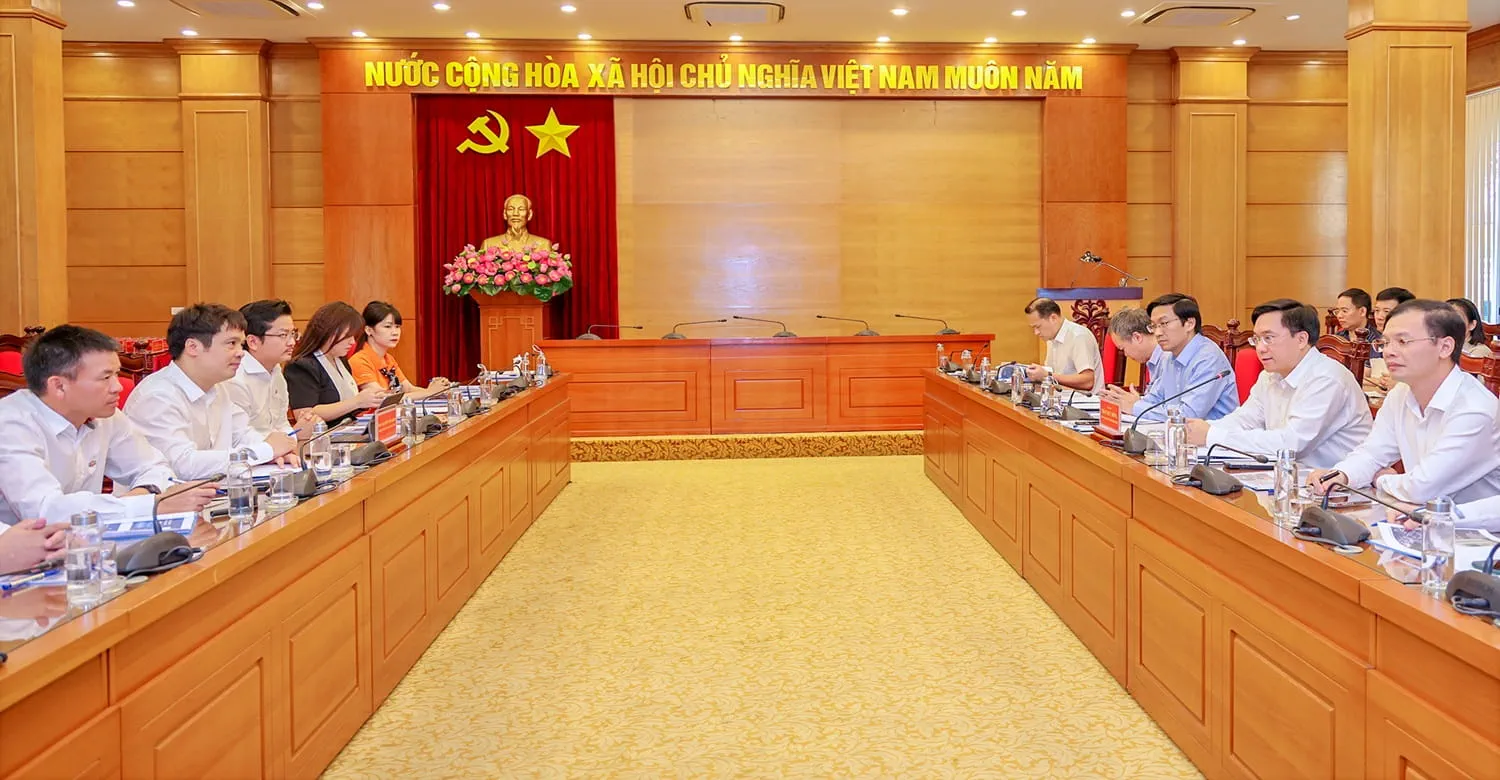 Vinh Phuc Provincial People's Committee held a meeting with FPT Corporation