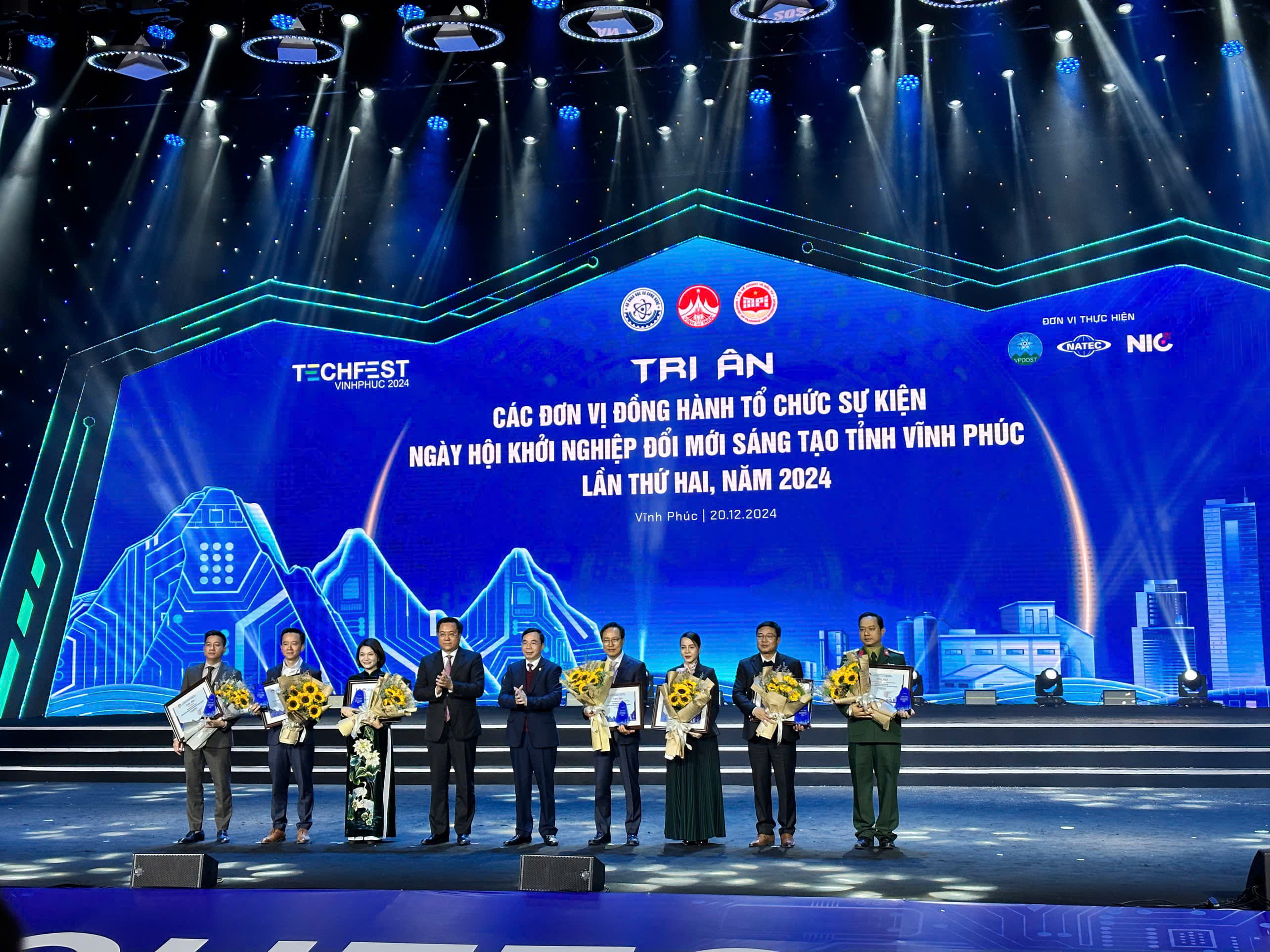 Đại diện lãnh đạo Tập đoàn FPT và các đại diện đơn vị, doanh nghiệp đồng hành tổ chức sự kiện