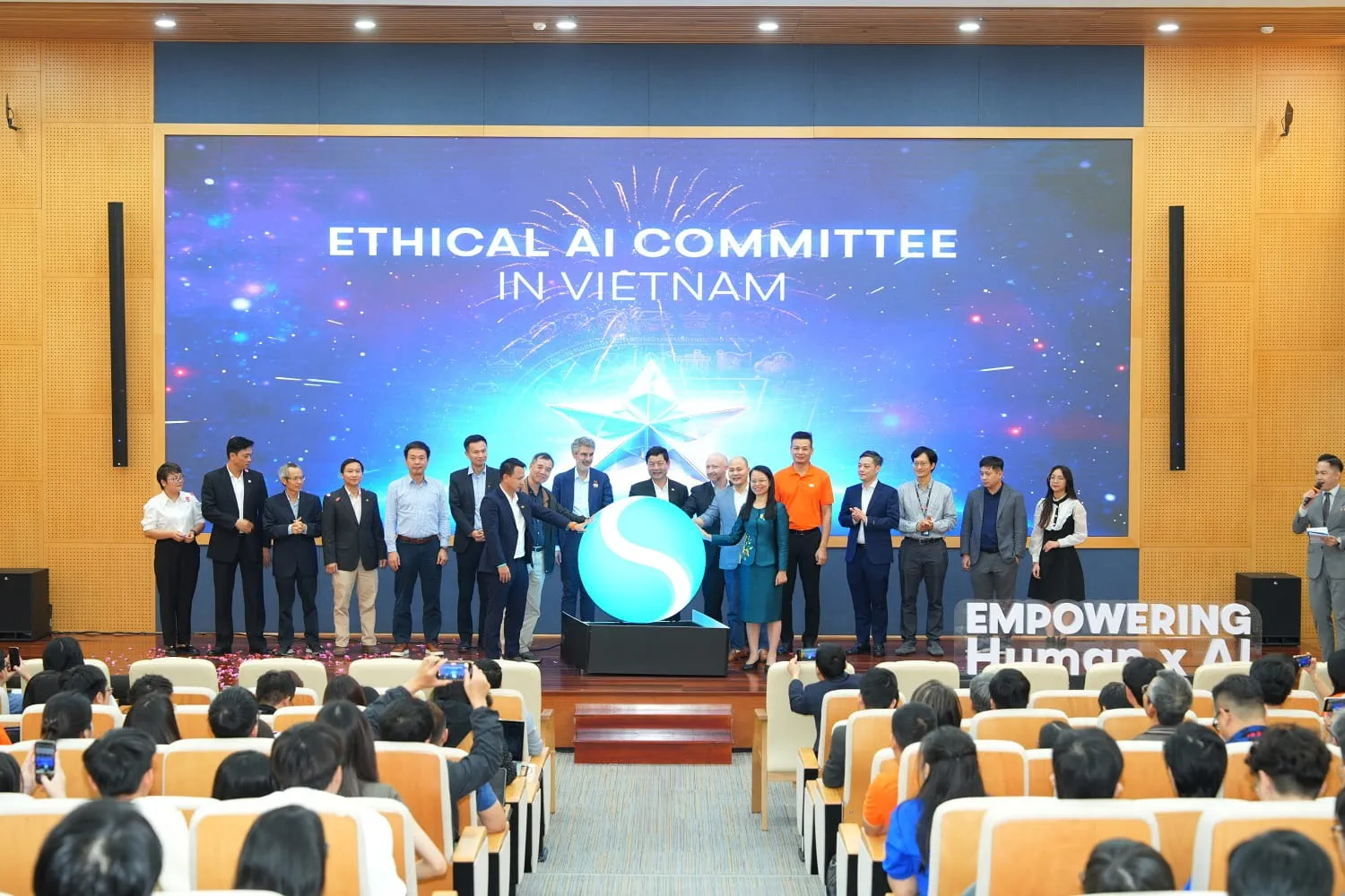 The Ethical AI Committee by Vietnam Software & IT Services Association (VINASA) kick-off ceremony was held at FPT Tower, FPT Headquarters 