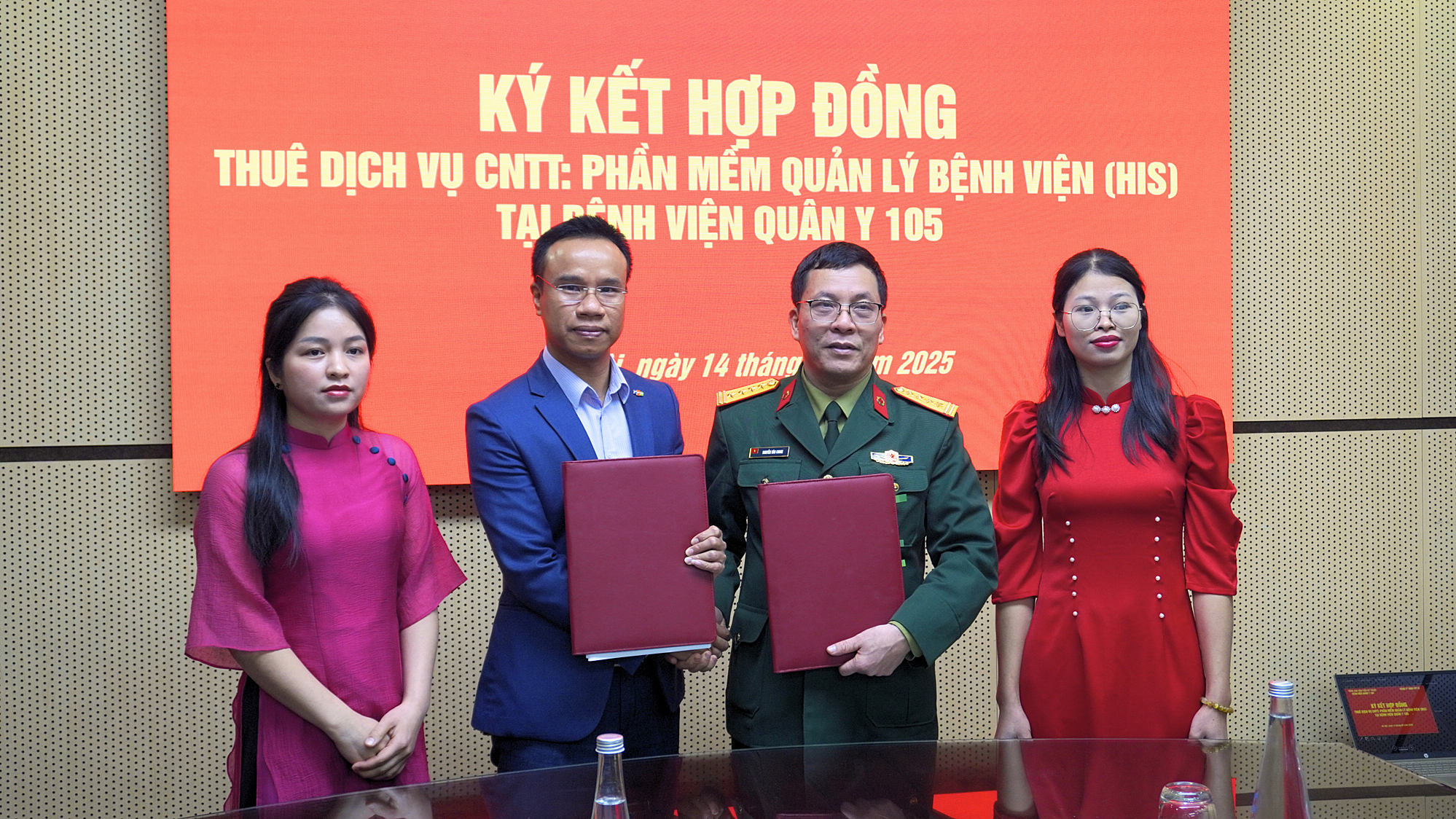 Đại diện FPT và Bệnh viện Quân y 105 trao hợp đồng thuộc hệ sinh thái FPT.eHospital.
