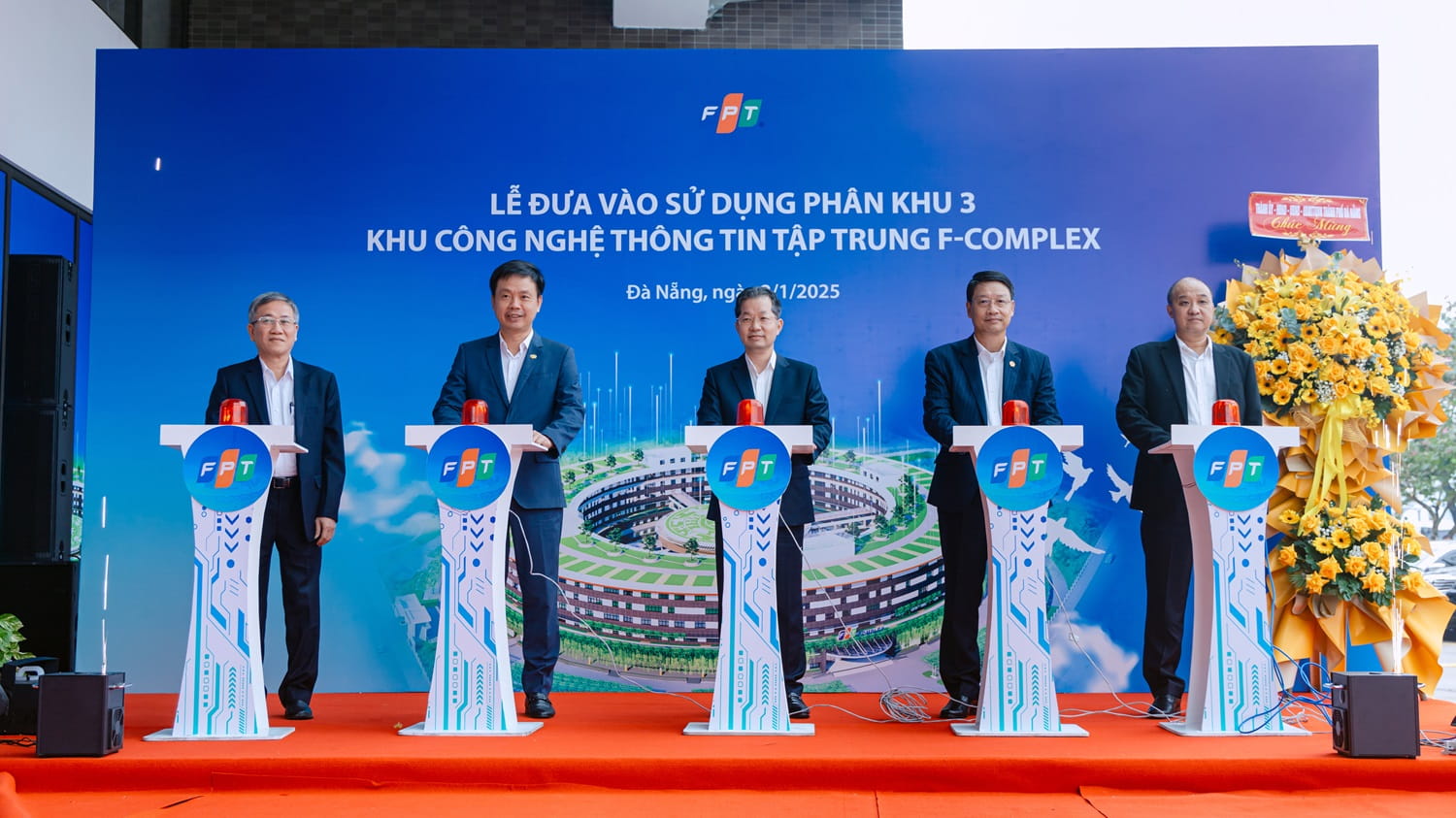 Lãnh đạo TP. Đà Nẵng và lãnh đạo Tập đoàn FPT tại “Lễ đưa vào sử dụng phân khu 3 Khu CNTT tập trung FPT Complex”.