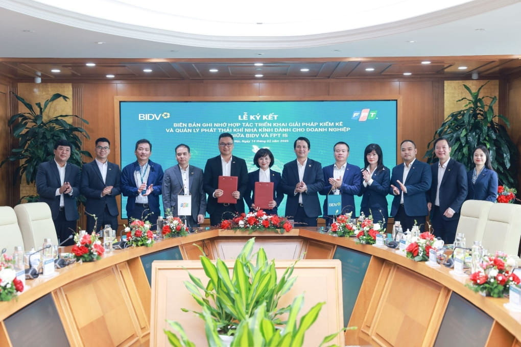 Representatives from FPT and BIDV at the signing ceremony.