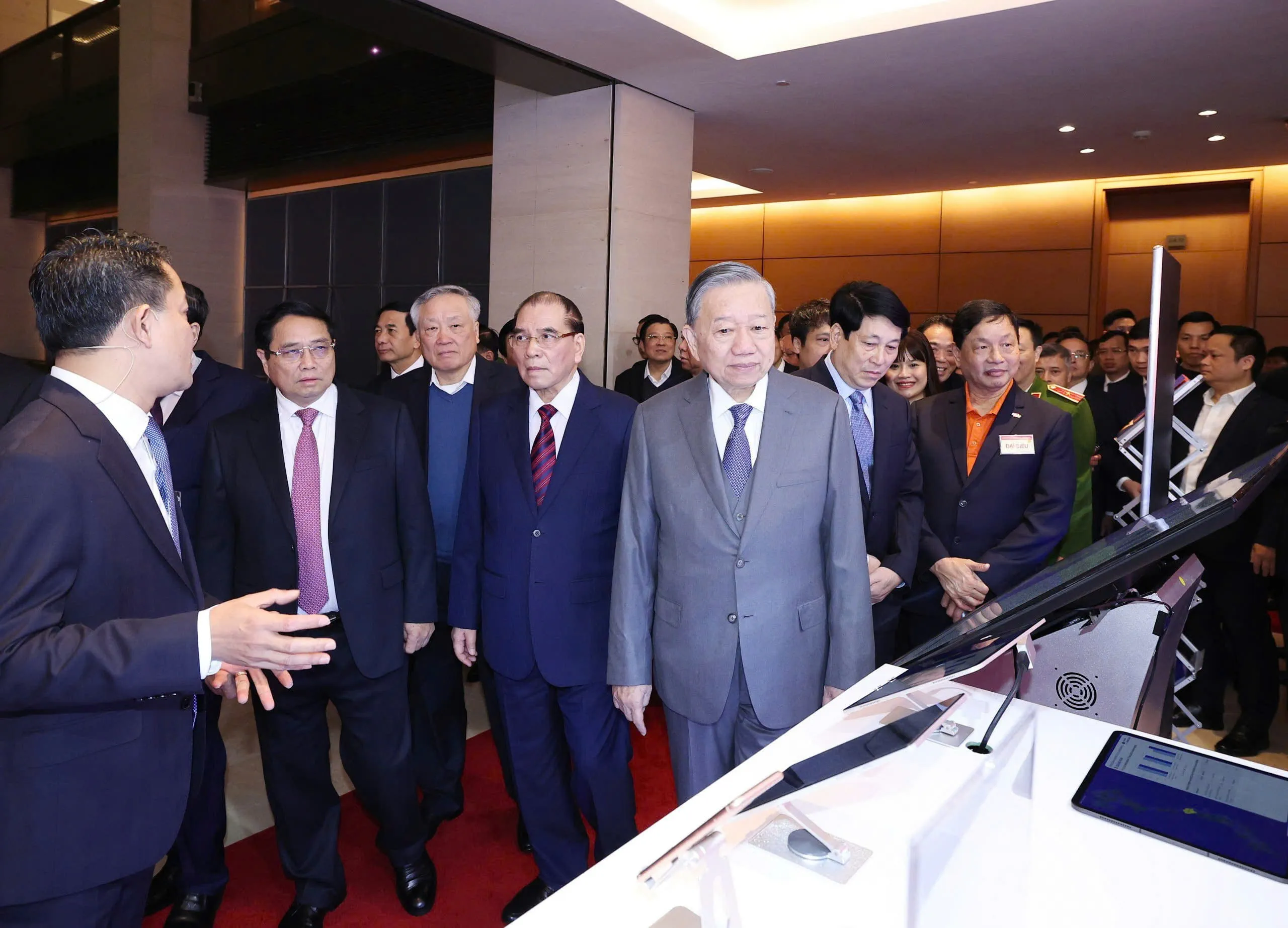 General Secretary To Lam, Party and State leaders; former Party and State leaders, and delegates visit FPT Corporation's booth. Photo: Thong Nhat