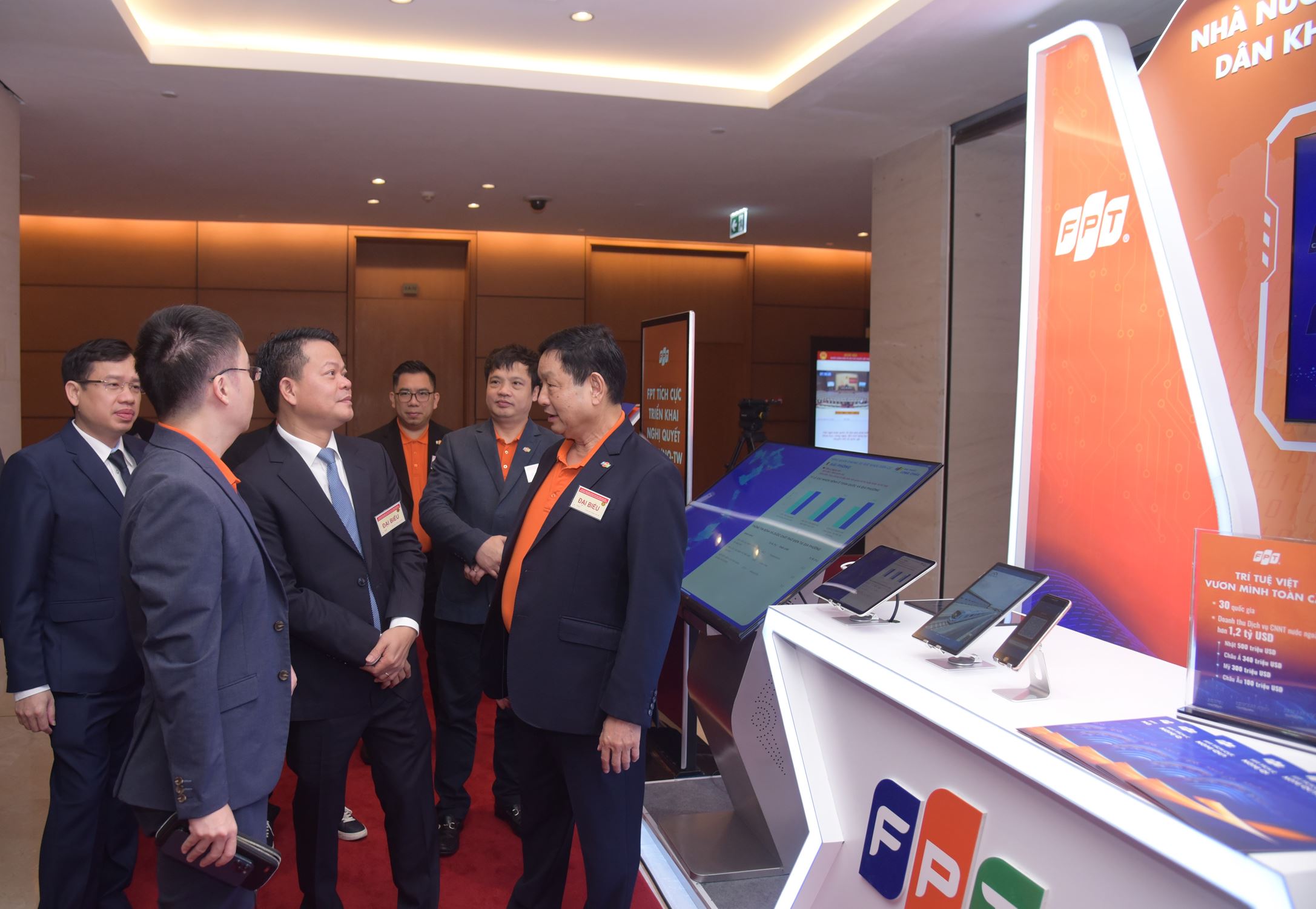 Mr. Truong Gia Binh - Chairman of FPT Corporation, and Mr. Nguyen Van Khoa - CEO of FPT Corporation - introduced FPT Corporation's booth