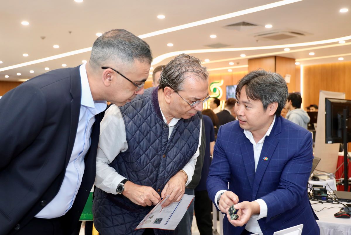 FPT representative introduced "Made by FPT" chip products.