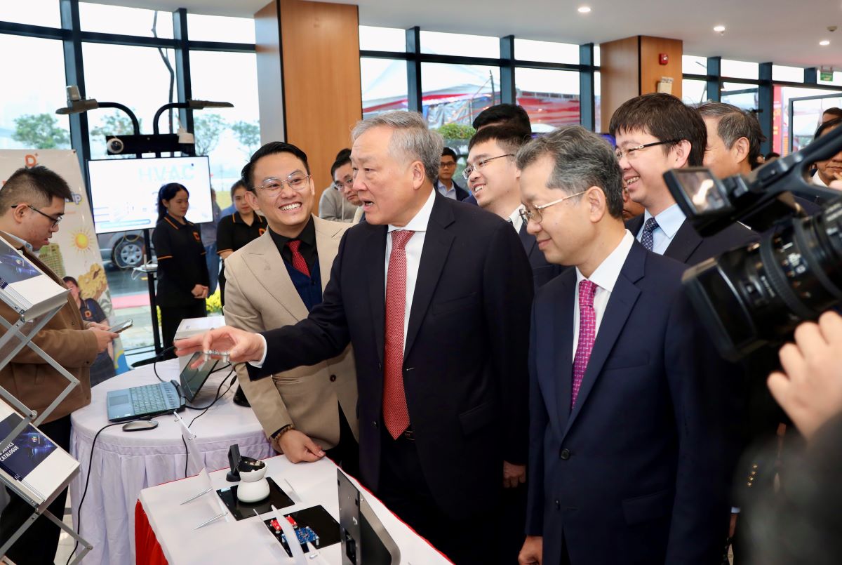 Permanent Deputy Prime Minister Nguyen Hoa Binh visited FPT's booth.