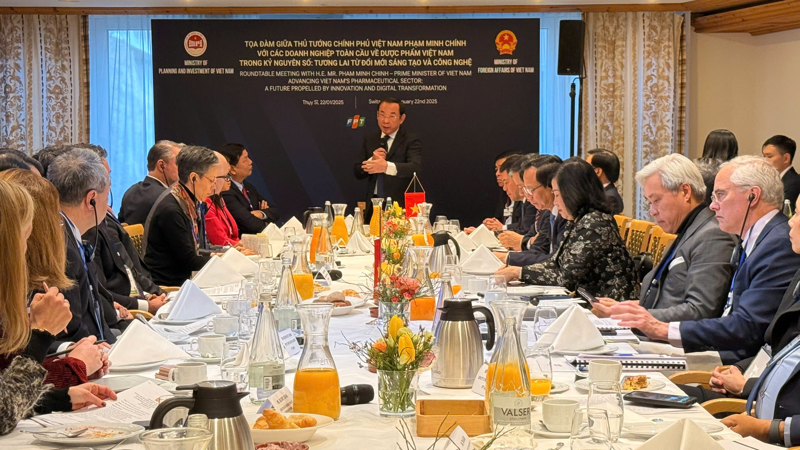 Thay mặt Thủ tướng Chính phủ, Bí thư TPHCM Nguyễn Văn Nên chủ trì toạ đàm