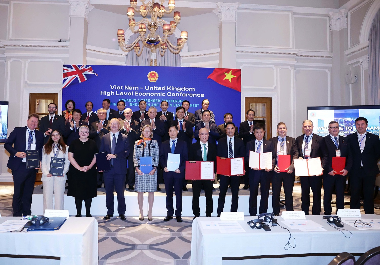 FPT và Câu lạc bộ bóng đá hàng đầu thế giới Chelsea trao thỏa thuận hợp tác trước sự chứng kiến của Tổng Bí thư