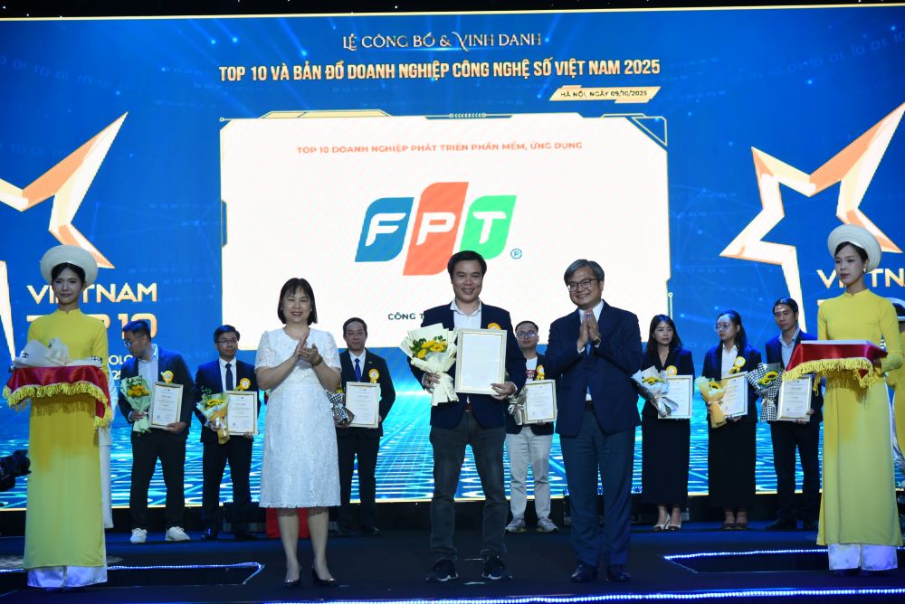 FPT representative receiving the award for Enterprise Developing Software and Applications.