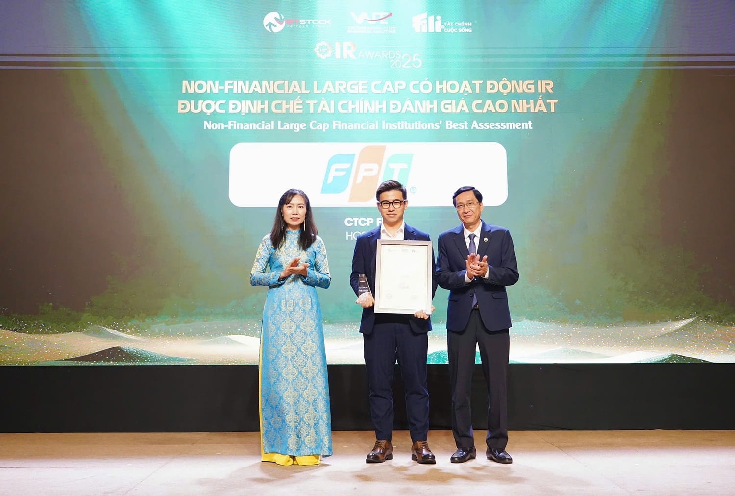 FPT được vinh danh Top 3 Doanh nghiệp nhóm vốn hóa lớn lĩnh vực phi tài chính có hoạt động IR được Định chế tài chính đánh giá cao nhất