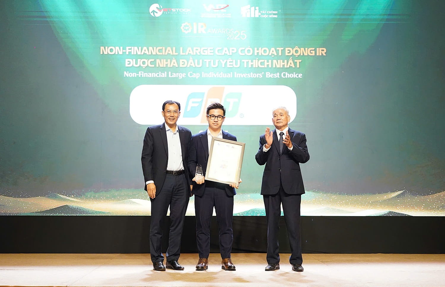 FPT được vinh danh Top 3 Doanh nghiệp nhóm vốn hóa lớn lĩnh vực phi tài chính có hoạt động IR được nhà đầu tư yêu thích nhất