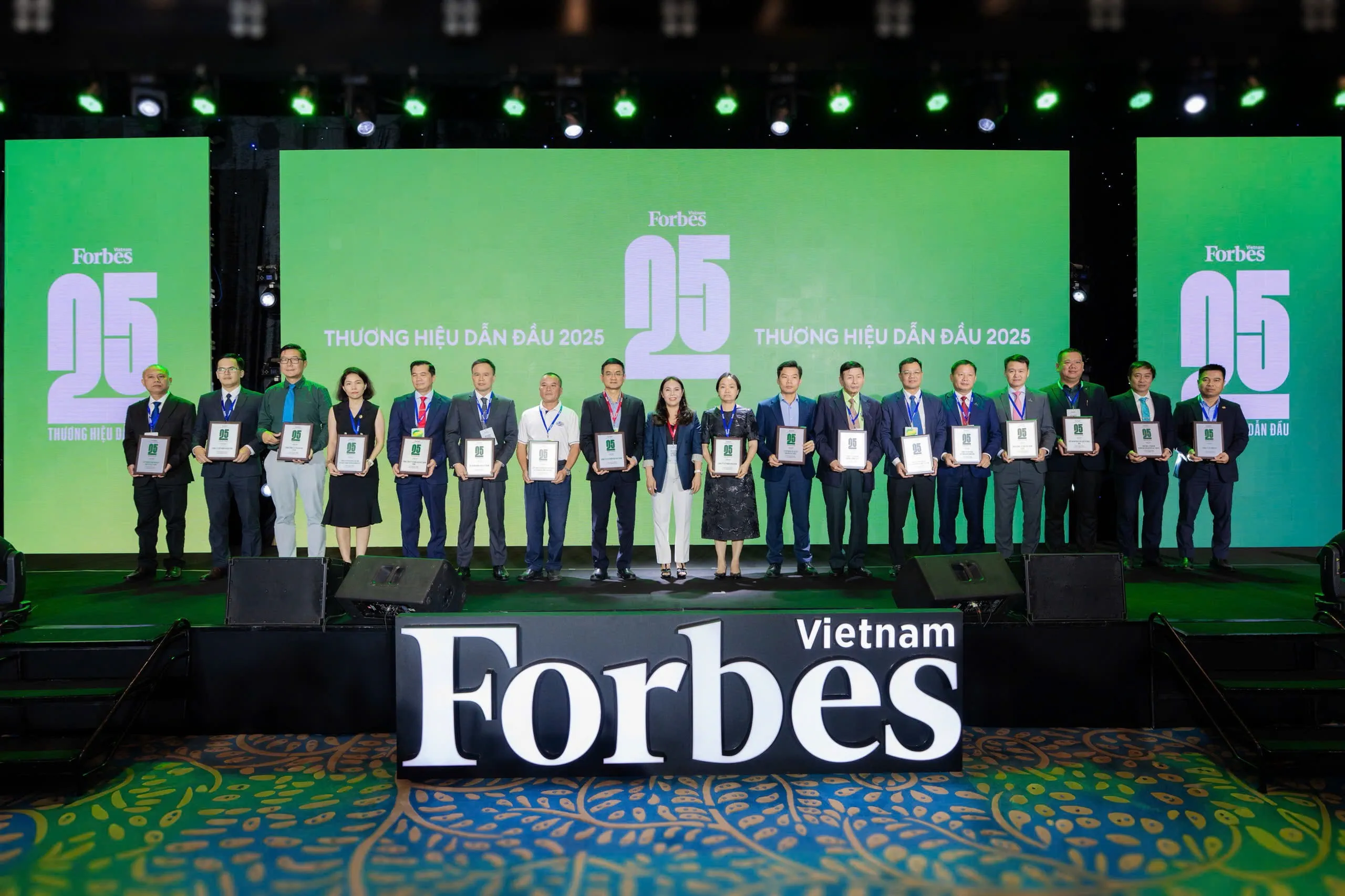 Mr. Dang Truong Thach – Executive Vice President and Deputy General Director of FPT IS, FPT Corporation (first from the right) represented FPT to receive the recognition.