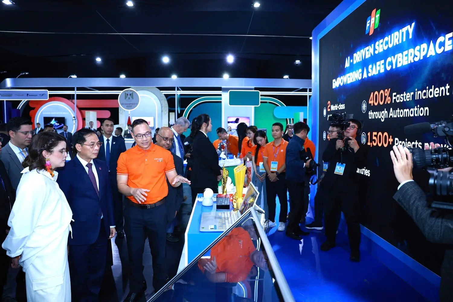 Tại sự kiện, đại diện FPT đã giới thiệu với Ủy viên Trung ương Đảng, Phó Thủ tướng Chính phủ Bùi Thanh Sơn và Phó Tổng thống Ecuador María José Pinto González Artigas (áo trắng) cùng đoàn đại biểu về Nền tảng giám sát bảo mật thông minh bằng AI của FPT đang được triển khai hiệu quả trong một số dự án an ninh quốc gia.