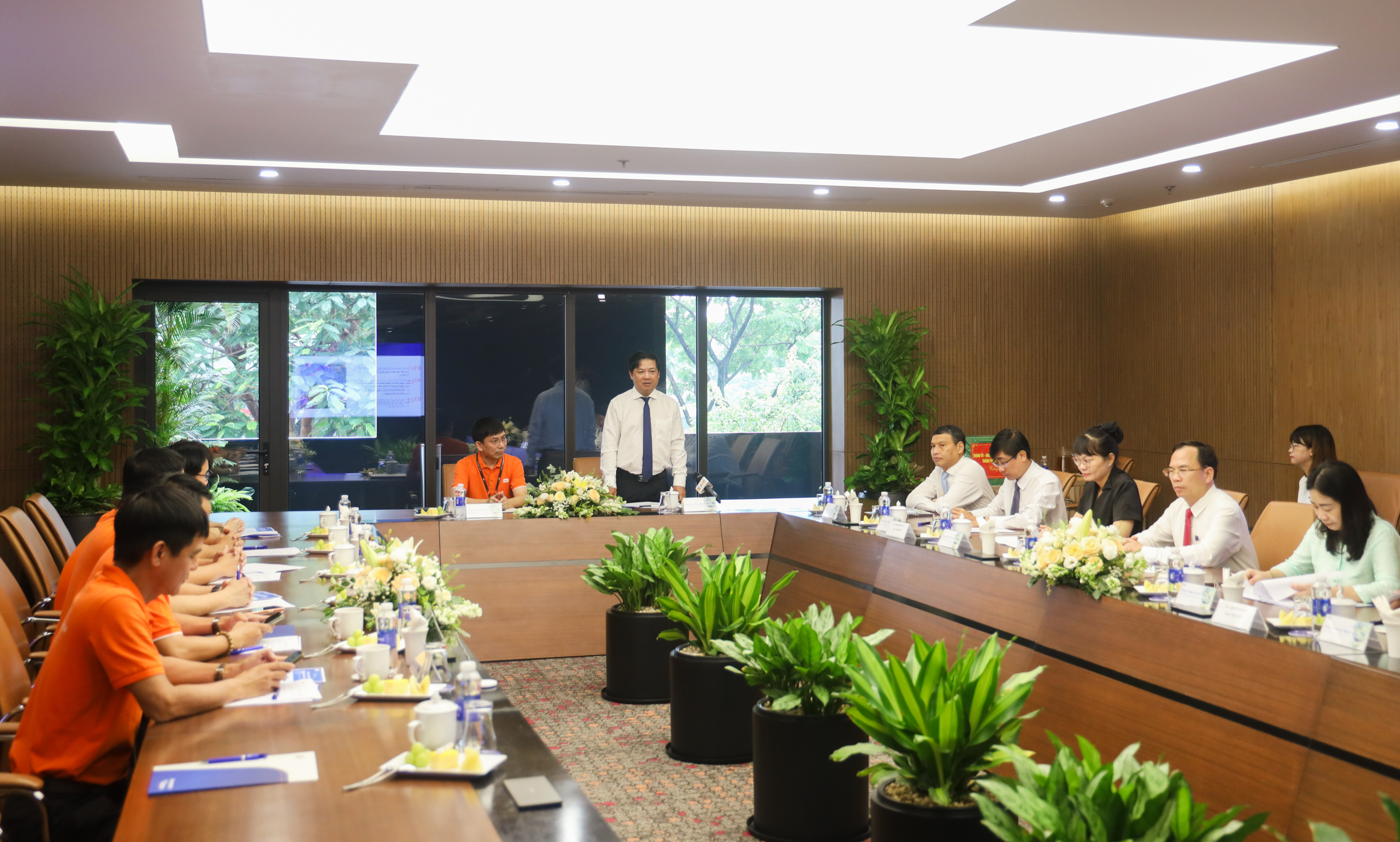 Overview of the meeting between Da Nang’s leadership and representatives from FPT’s member companies in the city.