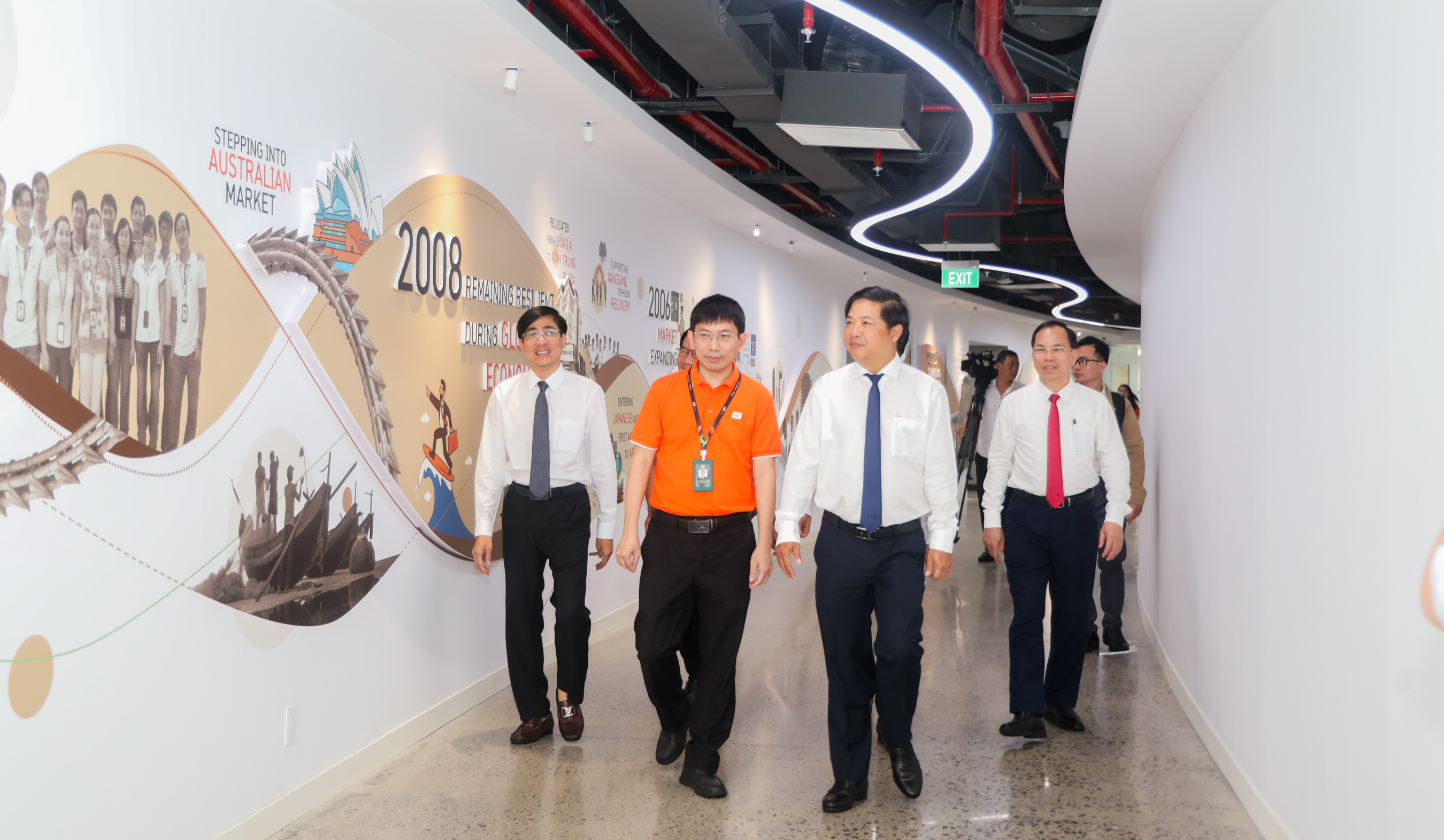 Secretary Luong Nguyen Minh Triet, Secretary of the Da Nang City Party Committee, led the delegation on a tour of FPT’s workspace.