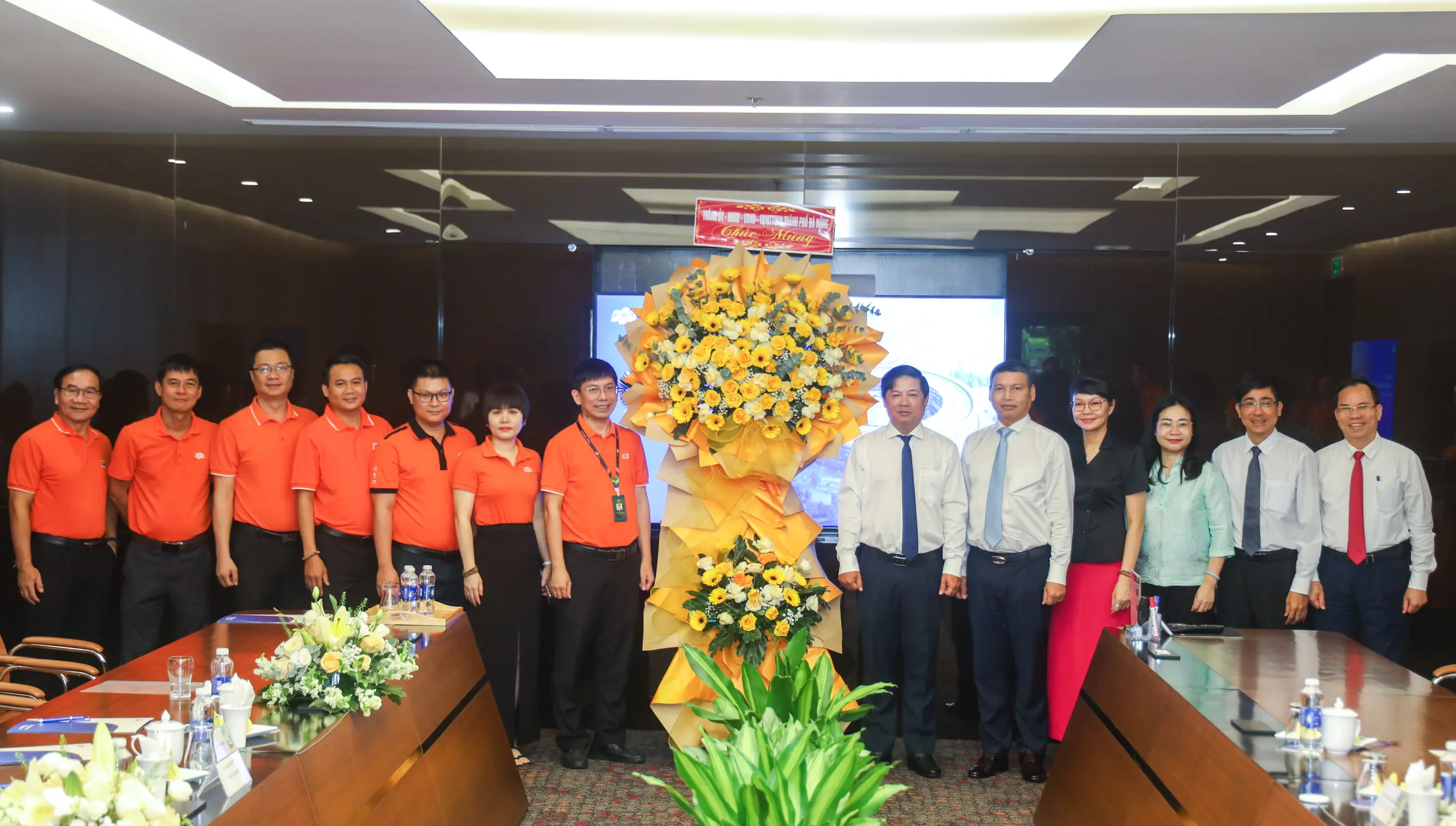 Secretary Luong Nguyen Minh Triet, Secretary of the Da Nang City Party Committee, extended his congratulations to all FPT employees on the occasion of Vietnam Entrepreneurs’ Day (October 13).