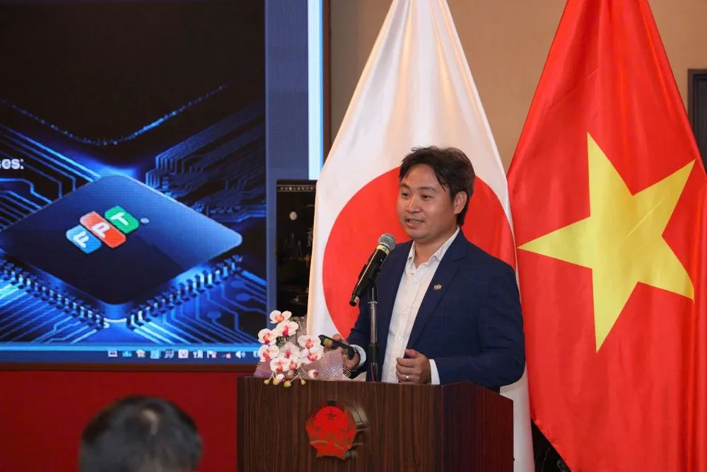 Mr. Nguyen Vinh Quang, FPT, presents AI chip concepts to collaborate with scientists in Japan.