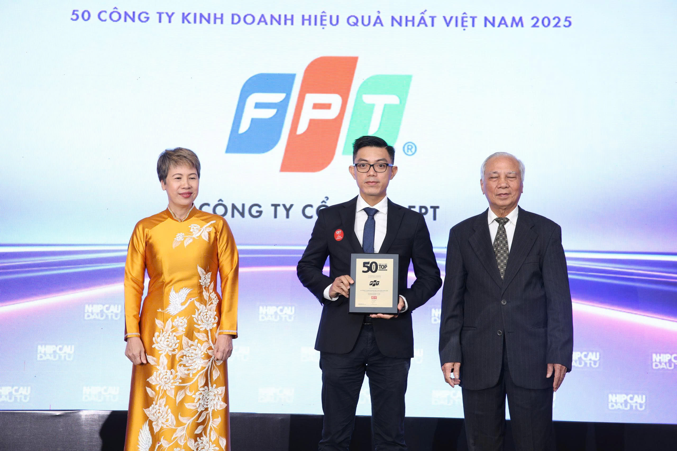 Representative of FPT Corporation - Mr. Tran Doc Cong, Deputy Director of Cloud Business, FPT Smart Cloud, FPT Corporation - receives the award for the Top 50 Most Efficiently Operating Listed Companies in Vietnam 2025