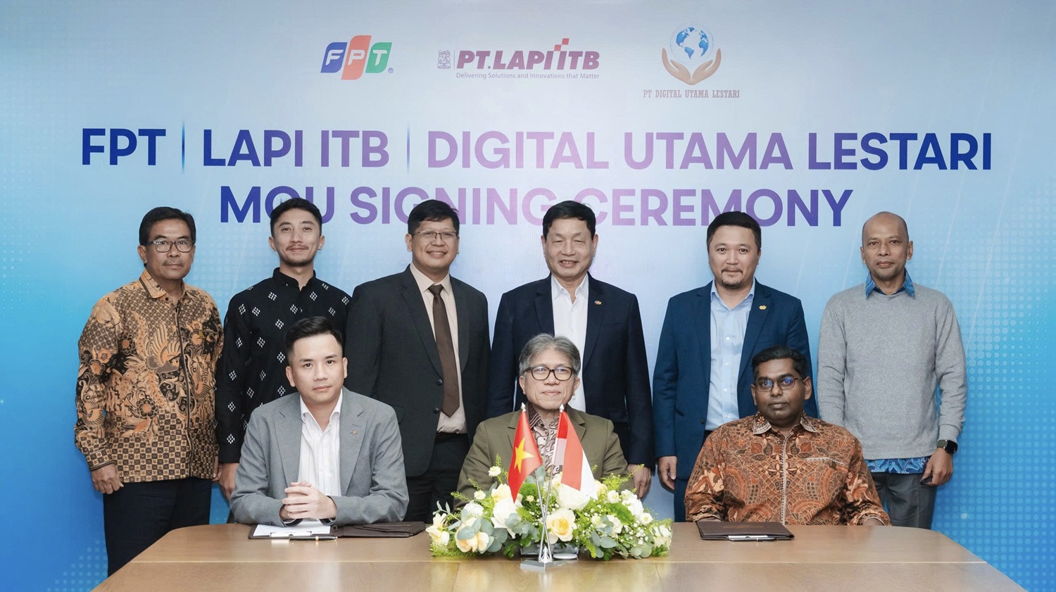 The signing ceremony was attended by Addy Perdana Soemantry, Indonesian Trade Attaché in Hanoi and the executive leaders of FPT, LAPI ITB, and Digital Utama Lestari.