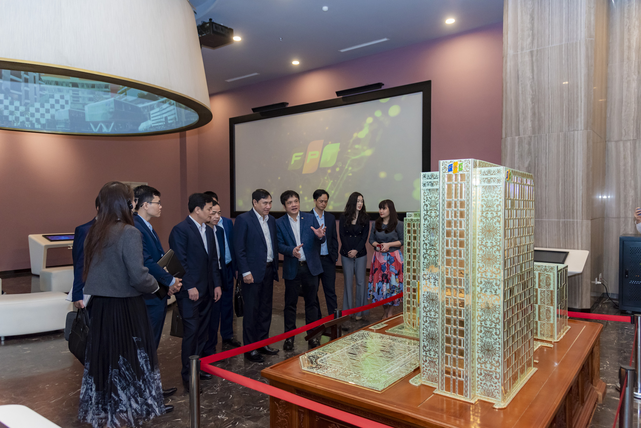 Dien Bien leaders visited FPT's headquarters.