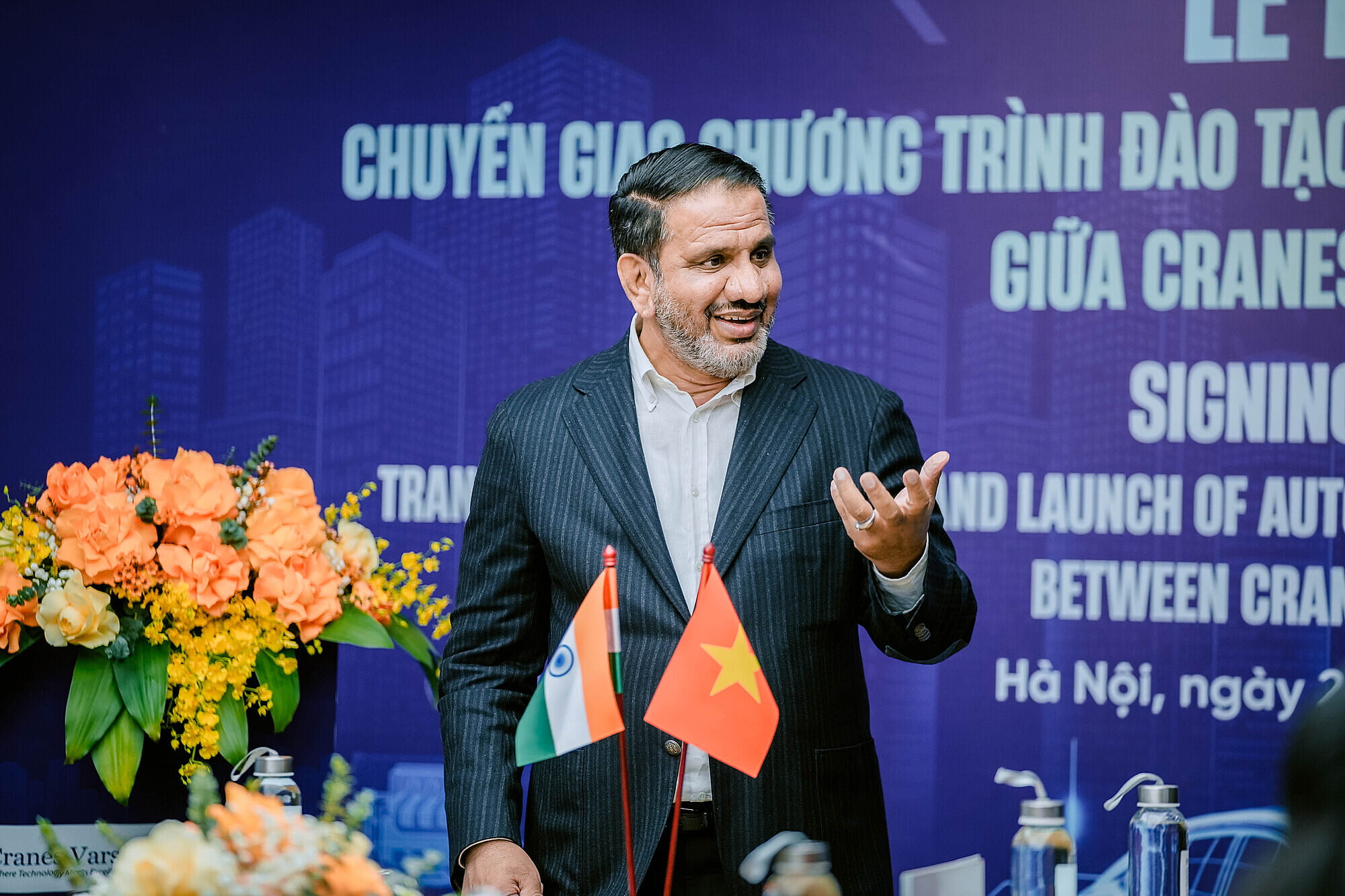 Ông Asif Khader - đồng sáng lập và Giám đốc điều hành Cranes Software chia sẻ tại lễ ký kết.